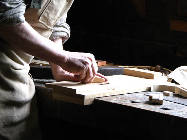 Ofrecemos un servicio de <strong>carpintería  de madera y ebanistería en Gombrèn</strong> adaptado a las necesidades del <strong>cliente</strong>.